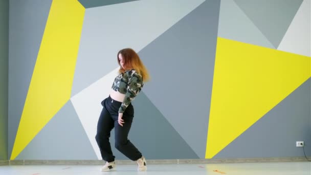 Piękna Kobieta Tańczy Hip Hop Nowoczesnym Studio Tańca — Wideo stockowe