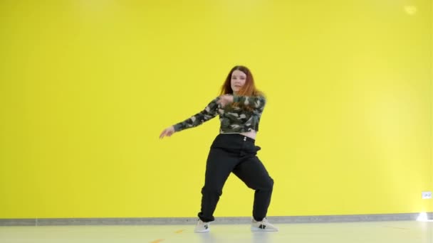 Jovencita Alegre Bailando Coreografía Juvenil Moderna Estilo Libre Sobre Fondo — Vídeo de stock