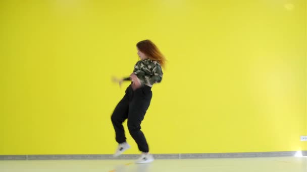 Vrolijk Jong Meisje Dansen Moderne Jeugd Choreografie Gratis Stijl Tegen — Stockvideo