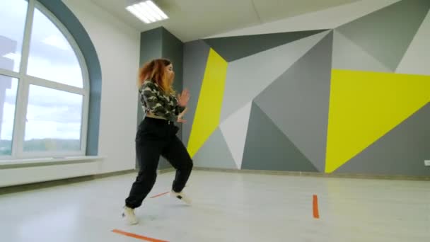 Ung Kvinde Danser Hip Hop Dansestudie Med Store Vinduer – Stock-video