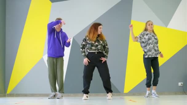 Een Man Twee Vrouwen Dansen Hiphop Een Vrije Stijl Hedendaagse — Stockvideo