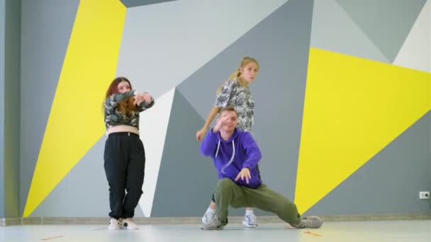 Zwei Mädchen Und Ein Mann Tanzen Hip Hop Modern Dance — Stockvideo