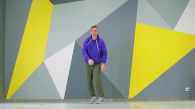 Yakışıklı adam hip hop yapıyor, dans stüdyosunda serbest dans ediyor..