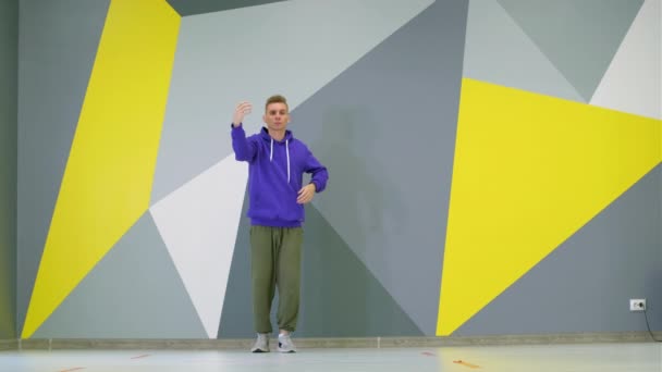 Bonito Cara Dançando Hip Hop Estilo Livre Dança Moderna Estúdio — Vídeo de Stock