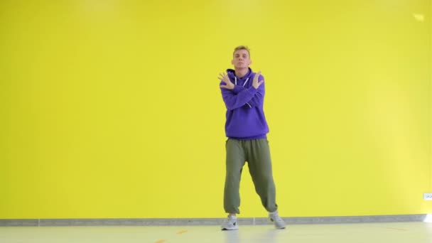 Hombre Guapo Bailando Danza Moderna Estudio Sobre Fondo Una Pared — Vídeo de stock