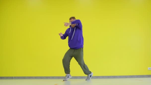 Joven Bailando Hip Hop Sobre Fondo Amarillo Pared Aislado — Vídeo de stock