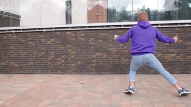 Yakışıklı adam hip hop yapıyor, modern dans serbest stil..