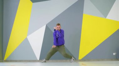 Genç adam müzik stüdyosunda hip hop yapıyor..