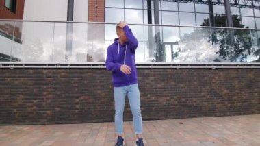 Genç adam şehirde hip hop dansı yapıyor..