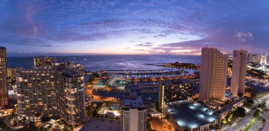 Waikiki gece gökyüzü günbatımı Discovery Bay alınan Ala Wai küçük tekne liman, Magic Island ve Waikiki otel de dahil olmak üzere, Panoraması