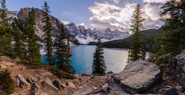 Lago Moraine Parque Nacional Banff Alberta Canadá Atardecer Con Picos —  Fotos de Stock
