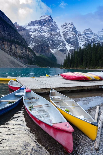Canoas Coloridas Ancoradas Lago Moraine Banff National Park Canadá — Fotografia de Stock