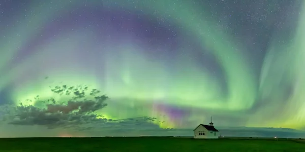 Στροβιλισμού Του Aurora Borealis Βόρειο Σέλας Πάνω Από Ιστορικό Σχολείο — Φωτογραφία Αρχείου