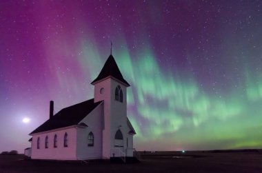 Aurora Borealis Kuzey ışıkları üzerinde tarihi St. John's Lutheran Church yakınındaki Cabri, Saskatchewan, Kanada 1919 yılında kurulan