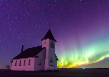Aurora Borealis Kuzey ışıkları üzerinde tarihi St. John's Lutheran Church yakınındaki Cabri, Saskatchewan, Kanada 1919 yılında kurulan