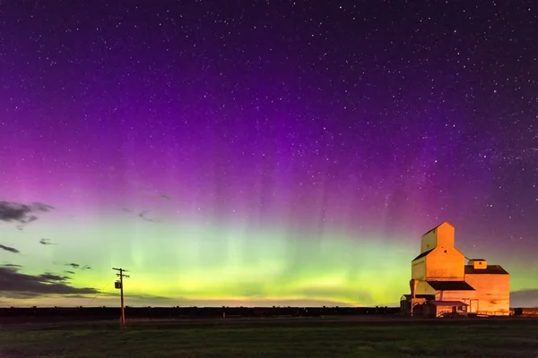 Polární Záře Nad Historickým Silo Praporkem Saskatchewan Kanada — Stock fotografie