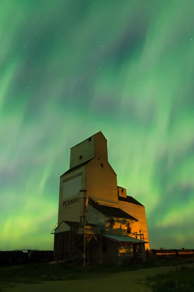 Polární Záře Nad Historickým Silo Praporkem Saskatchewan Kanada — Stock fotografie