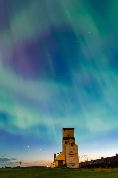 Herzförmige Polarlichter Über Einem Historischen Getreideaufzug Wimpel Taskatchewan Kanada — Stockfoto