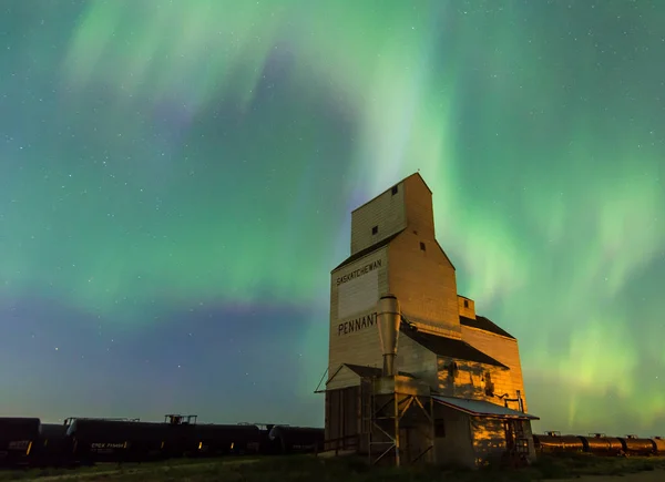 Луч Зеленой Aurora Borealis Над Историческим Элеватором Пеннанте Саскачеван Канада — стоковое фото