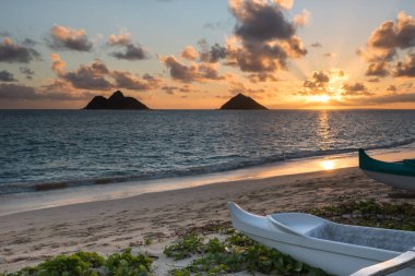 Sunrise ikiz Mokulua Lanikai plaj Kailua, Oahu, Hawaii kano ile okyanus ve plaj ön planda görüldüğü gibi Adaları