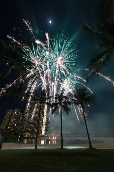 Tűzijáték Honolulu Hawaii Strand Pálmákkal Lagúna — Stock Fotó