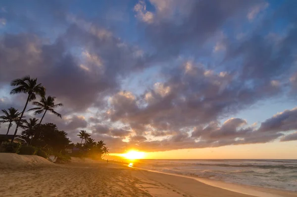 Hullámok Tengerparton Egy Hatalmas Égbolt Sunset Beach Északi Partján Oahu — Stock Fotó