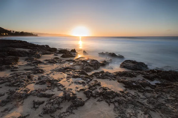 Detailní Záběr Mlhavý Vody Převrácení Korálových Při Západu Slunce Sunset — Stock fotografie
