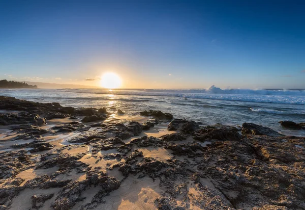 Detailní Záběr Mlhavý Vody Převrácení Korálových Při Západu Slunce Sunset — Stock fotografie