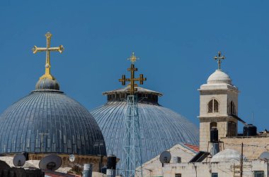 Eski Kudüs şehri, İsrail'in kutsal Sepulchre Kilisesi çatı haçlar