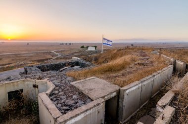 İsrail bayrağı günbatımında İsrail Golan Tepeleri Tel Saki, Yom Kippur savaşından sur üzerinde uçan