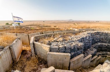 İsrail bayrağı İsrail Golan Tepeleri Tel Saki, Yom Kippur savaşından sur üzerinde uçan