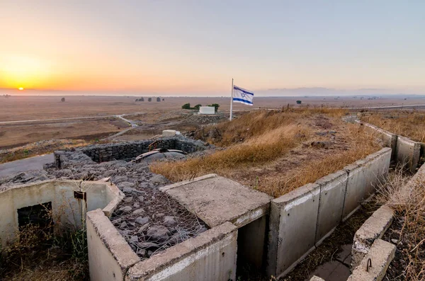 以色列国旗在以色列戈兰高地的 Tel Saki Yom Kippur 战争的防御工事上空 — 图库照片