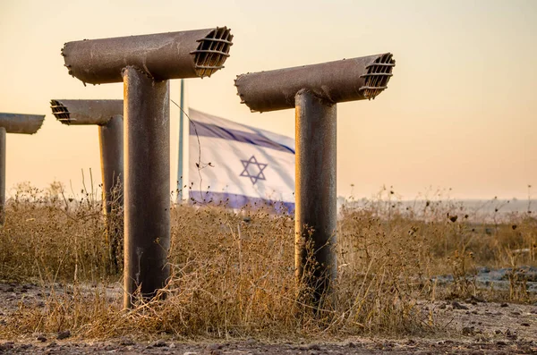 Перископы Обрамляют Израильский Флаг Развевающийся Над Укреплениями Тель Саки Голанских — стоковое фото