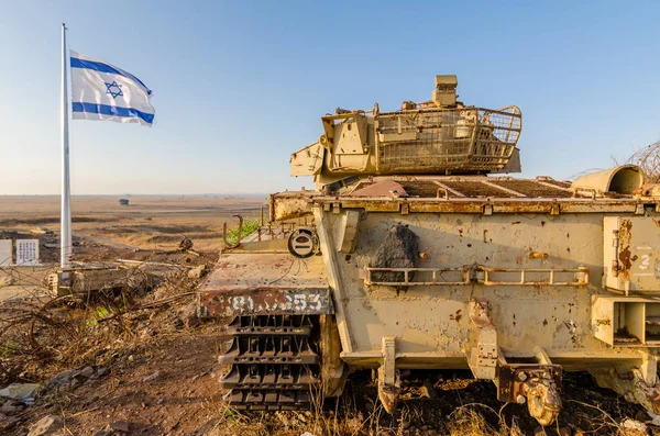 以色列国旗悬挂在以色列戈兰高地 Tel Saki 战争期间使用的一辆退役以色列百夫长坦克旁 — 图库照片