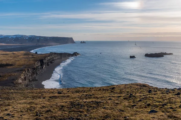 Widok Reynisdrangar Stosy Morza Dyrholaey Islandii Ocean Fale Czarny Wulkaniczny — Zdjęcie stockowe