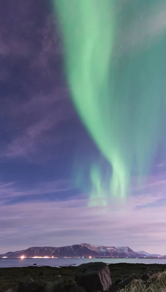 Virvel Gröna Aurora Borealis Över Svart Sandstrand Havet Och Bergen — Stockfoto