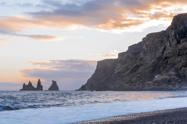Stosy Reynisdrangar Morza Plaży Vik Islandii Zachodzie Słońca — Zdjęcie stockowe