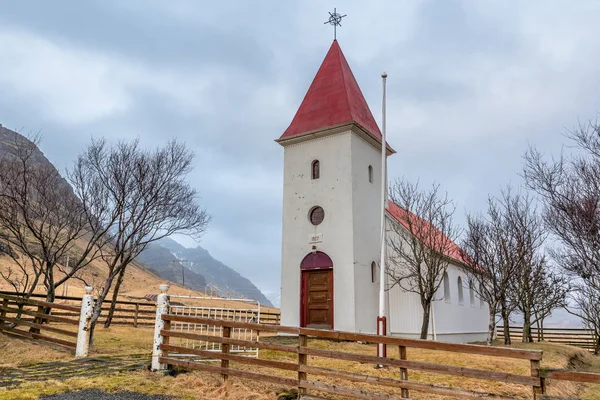 Historyczne Kalfafellsstadur Kościoła Założona 1927 Roku Islandii Otoczeniu Drzew Góra — Zdjęcie stockowe