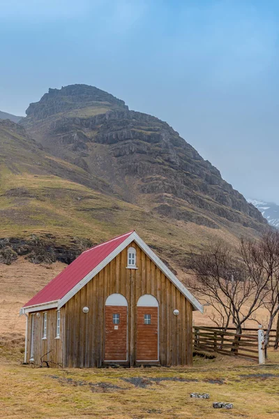 Drewniana Szopka Dla Zabytkowego Kościoła Kalfafellsstadur Islandii Góry Tle — Zdjęcie stockowe
