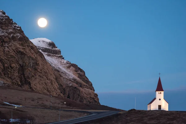 Pełnia Księżyca Rośnie Ponad Vik Kościoła Islandii Góra Pyleniem Śnieg — Zdjęcie stockowe