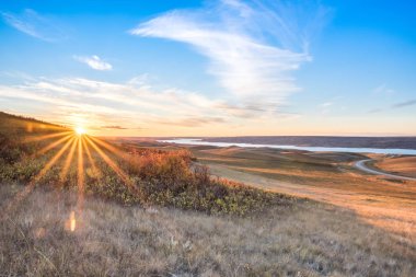 Göl Diefenbaker Saskatchewan açılış Provincial Park manzaralı bir tepenin üzerinde günbatımı üzerinde sonbahar yaprakları