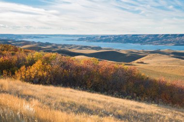 Göl Diefenbaker Saskatchewan açılış Provincial Park manzaralı bir tepenin üzerinde günbatımı üzerinde sonbahar yaprakları