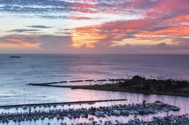 Hawaii'deki Ala Wai Küçük Tekne Limanı ve Magic Island'dan yatlarda geniş bir gün batımı