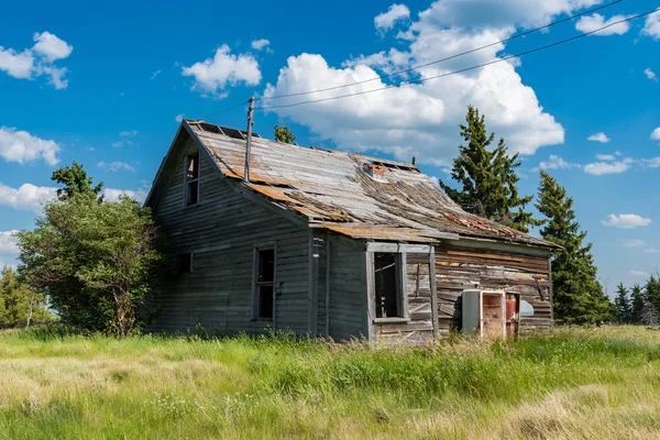 Old Abandoned Prairie Farmhouse Surrounded Trees Tall Grass Blue Sky — Stock Photo, Image