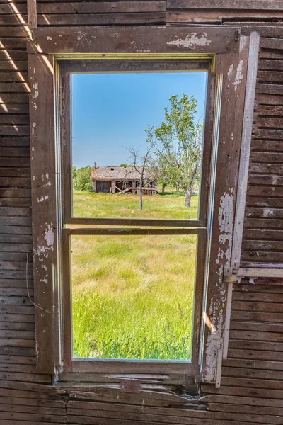 Vista Través Ventana Una Granja Abandonada Pradera Que Mira Hacia — Foto de Stock