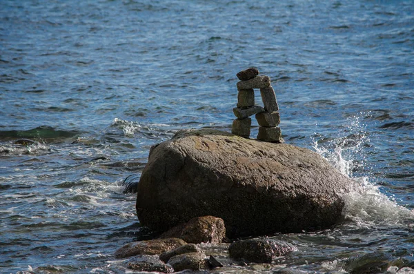 Su sıçramasına kadar bir Inuksuk Stanley Park'ın İngilizce Bay, Vancouver, Bc, Kanada