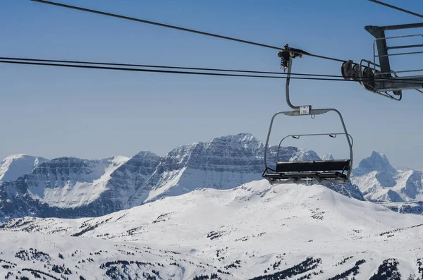 Κενή Καρέκλα Ανελκυστήρα Πάνω Από Χιόνι Έναν Ανώτατο Όριο Οροσειρά — Φωτογραφία Αρχείου