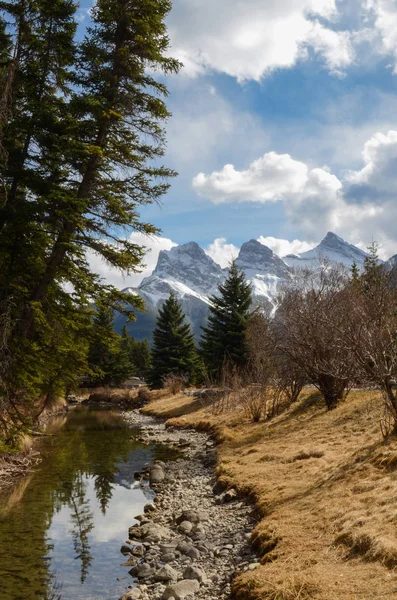 Vista Las Montañas Tres Hermanas Parque Nacional Banff Desde Spring —  Fotos de Stock