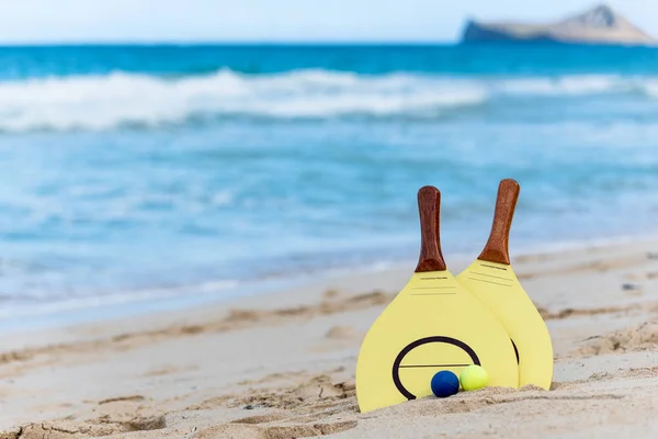 Желтый Пляж Мячи Песчаном Пляже Гавайях Волнами Островом Заднем Плане — стоковое фото