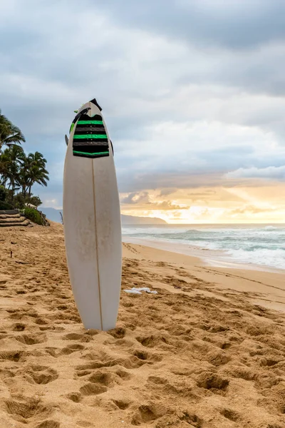 Gün Batımında Hawaii Sunset Beach Surfboard — Stok fotoğraf